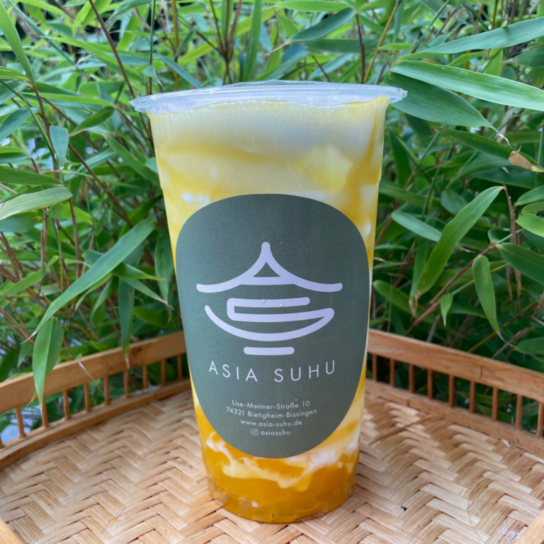 Erfrischender Bubble Tea mit Mango im Freien