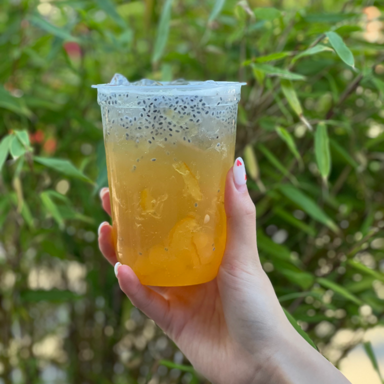 Fruchtiger Bubble Tea mit Passionsfrucht und Kiwi