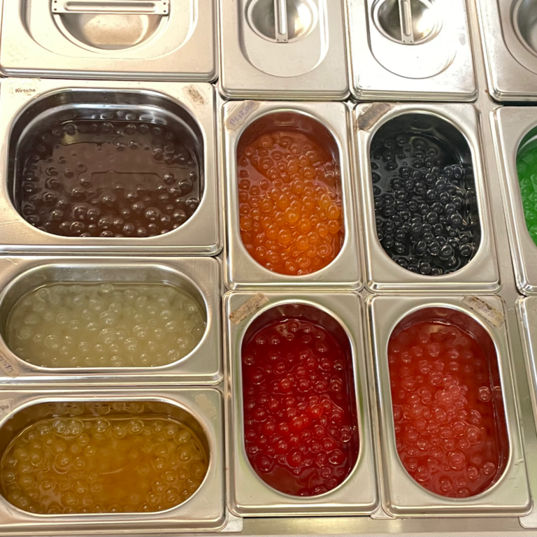 Bunte Auswahl an Bubble Tea Toppings und Boba-Perlen