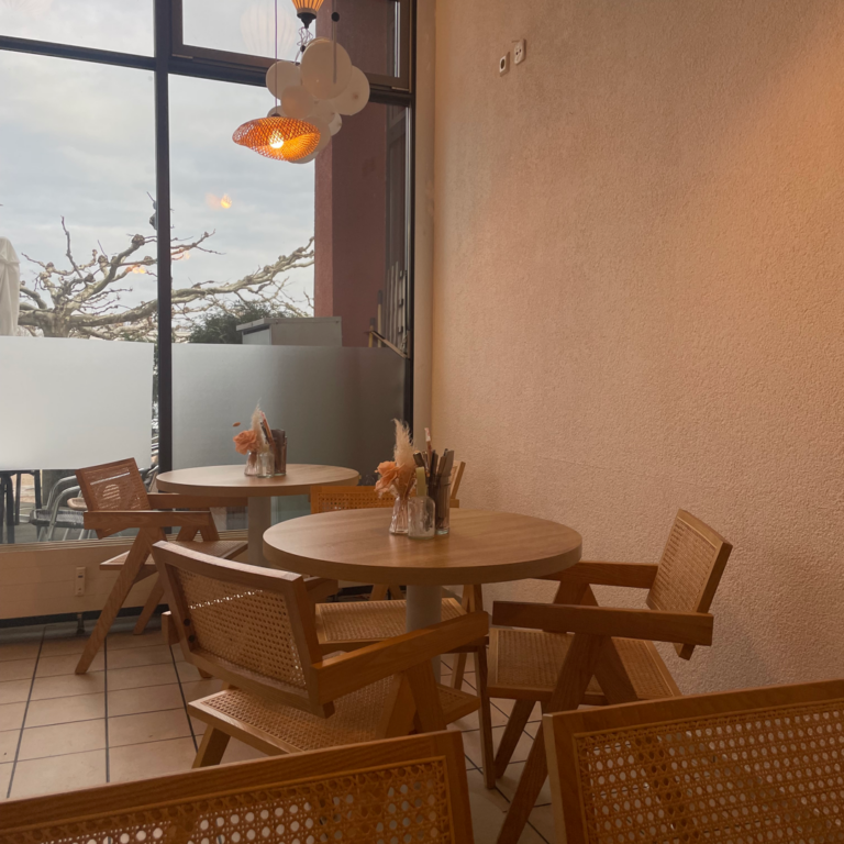 Gemütliche Sitzecke am Fenster