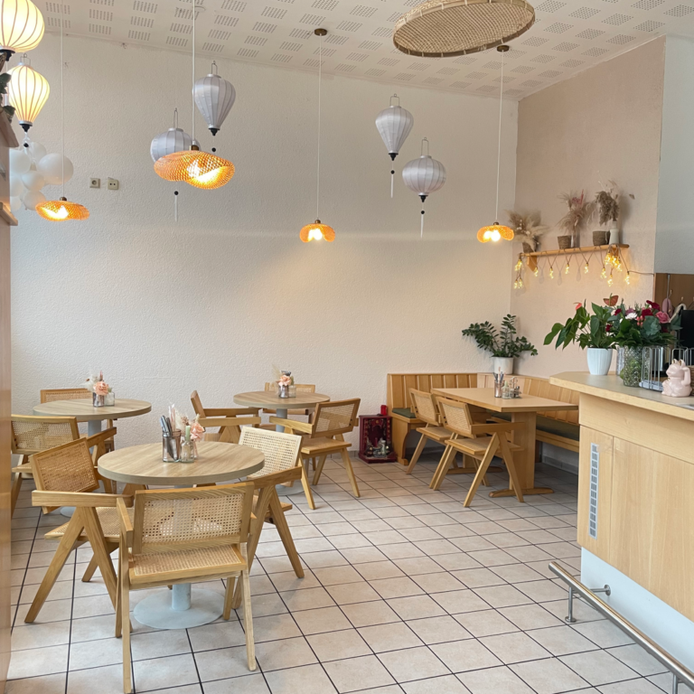 Unser Restaurant-Innenraum mit asiatischen Lampen