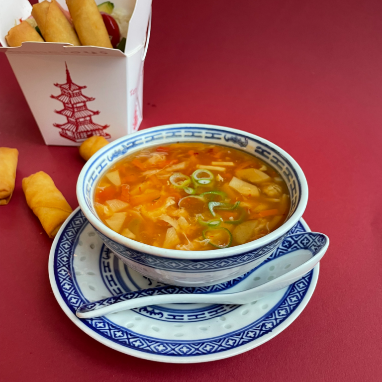 Asiatische Suppe mit Frühlingsrollen
