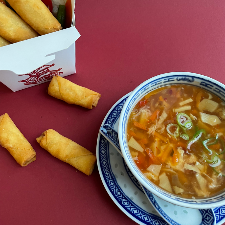Herzhafte Nudelsuppe mit Frühlingsrollen