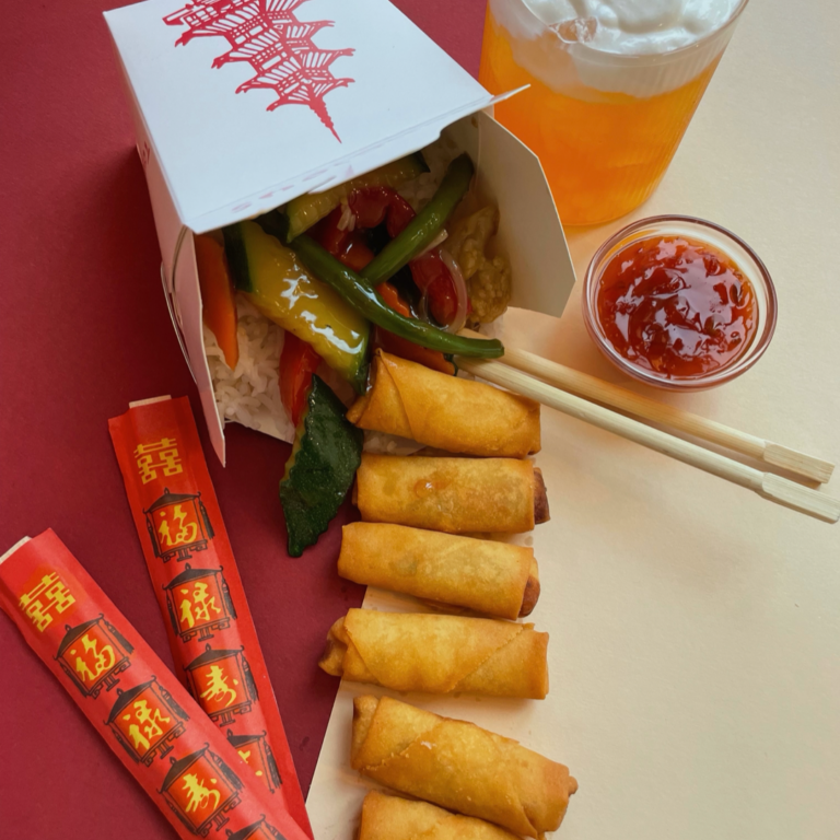 Asia-Box mit Gemüse, Frühlingsrollen und Bubble Tea